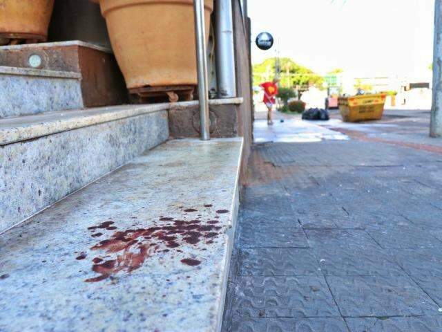 Trio espanca seguran&ccedil;a em tabacaria e foge sem pagar a conta