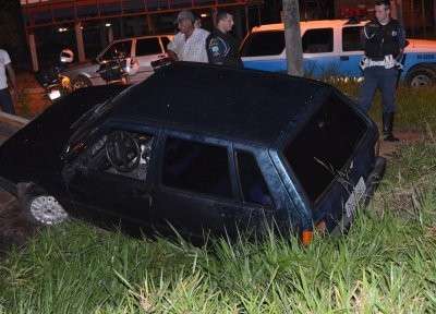 Motorista faz manobras de risco, atropela adolescente e tomba carro na BR-359