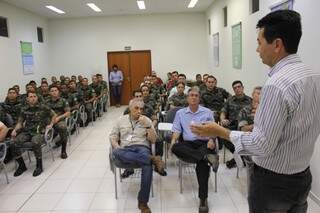 Militares do Grupamento de Engenharia e da Prefeitura Militar de Campo Grande estiveram  no período da tarde fazendo a visita (Foto: Divulgação) 