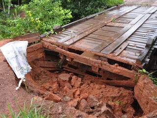 Chuva danifica ponte no distrito. (Foto: Karlão/Buriti News)