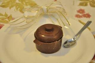 Caçarola é de chocolate e ainda recheada com brigadeiro gourmet, para reforçar a cesta.