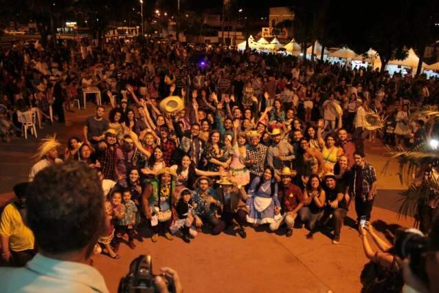 Em novo endere&ccedil;o, leitores encheram de alegria o coreto da pra&ccedil;a, veja as fotos