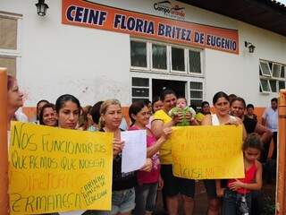 Mães se reúnem para protestar contra exoneração da diretora. (Fotos:Rodrigo Pazinato)