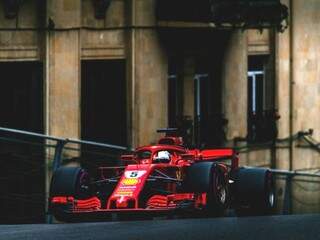 Vettel confirmou bom momento da Ferrari e larga na pole em Baku. (Fotos: Ferrari/Divulgação)