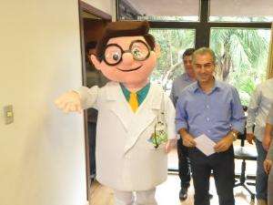 Governador lan&ccedil;a mascote da Caravana da Sa&uacute;de e rebate cr&iacute;ticas ao projeto