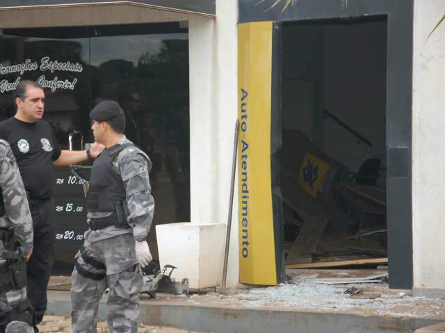  Bandidos explodem caixa eletr&ocirc;nico do BB em posto de gasolina na Capital