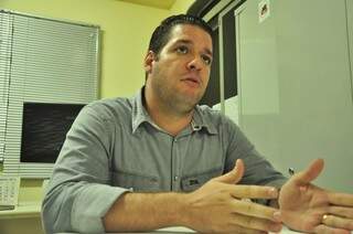 Pai defende campanha para conscientizar sobre o risco da coqueluche (Foto: João Garrigó)