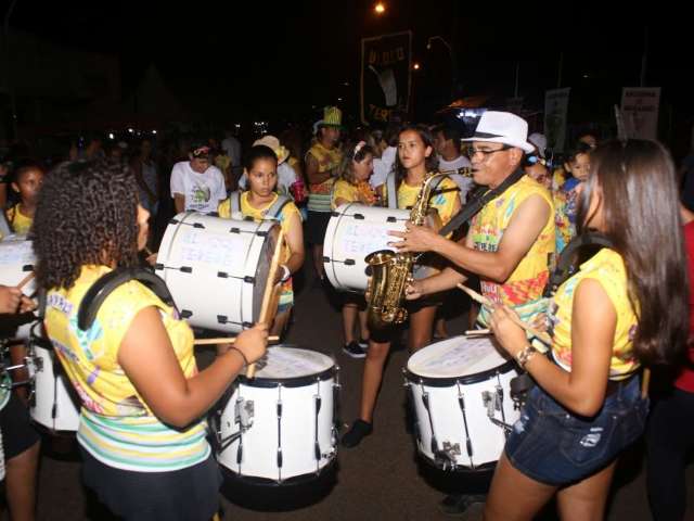 Al&eacute;m de &quot;Capivara&quot; na Esplanada, 4 escolas de samba abrem 1&ordf; noite de desfiles