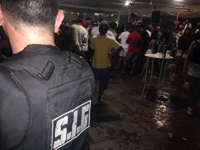 Opera&ccedil;&atilde;o fecha boate, prende tr&ecirc;s com drogas e apreende 16 ve&iacute;culos 