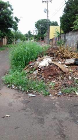 Mato e lixo ocupam cal&ccedil;ada e metade de rua no Jardim It&aacute;lia, reclamam moradores
