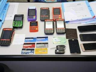 Máquinas, celulares e cartões apreendidos com estelionatários (Foto: Paulo Francis)  