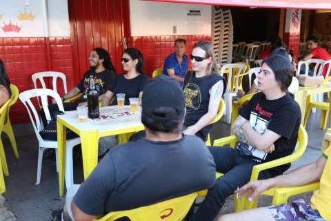 Público eclético assiste terceiro jogo do Brasil em bar perto da UFMS