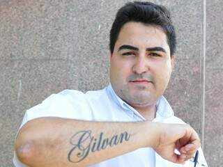 Gilvan ficou 10 dias em coma após o acidente, mas conseguiu dizer o nome pela tatuagem no braço. (Foto: Luciano Muta)