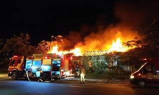 Incêndio aconteceu na noite deste sábado (Foto: Camila Cavalcante)
