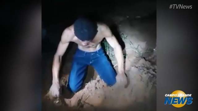 Pol&iacute;cia faz homem cavar com as m&atilde;os local onde enterrou esposa
