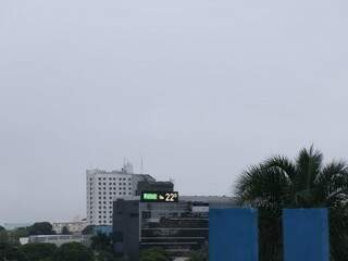 Relógio em Campo Grande registra 22ºC neste sábado. (Foto: Henrique Kawaminami).
