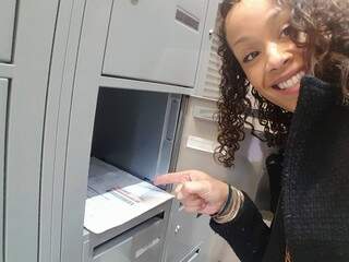 Anne feliz ao encontrar seu registro de nascimento brasileiro na caixa de Correio em Paris (Foto: Facebook/Arquivo pessoal)