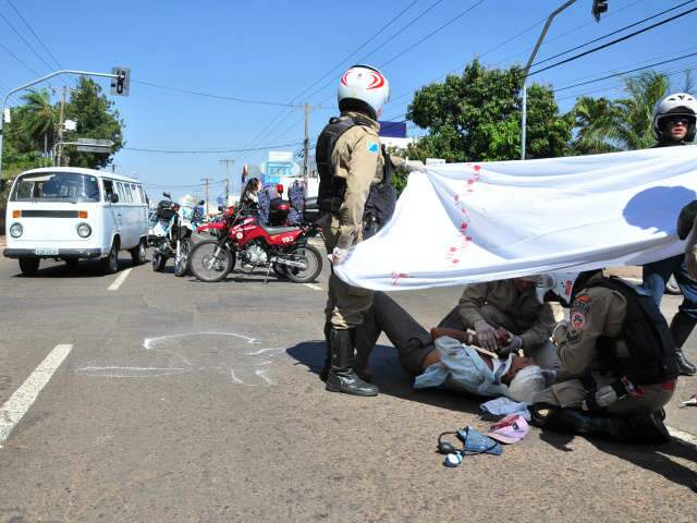  Ambul&acirc;ncia bate, v&iacute;tima espera meia-hora por socorro e tr&acirc;nsito fica tumultuado