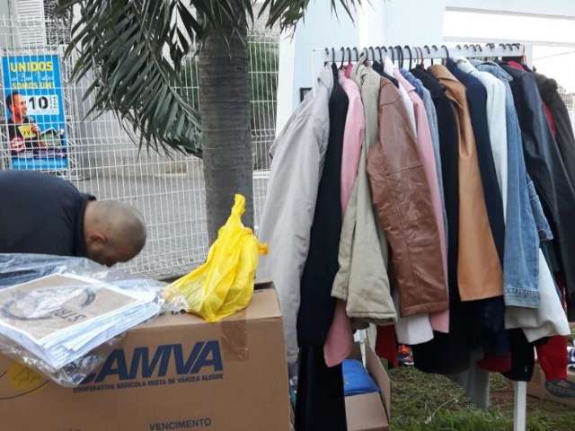 Grupo organiza bazar solid&aacute;rio para doar roupa a quem vive na rua