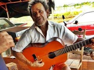 Elídio Novaes tocando violão. (Foto: Reprodução/SidrolândiaNews) 