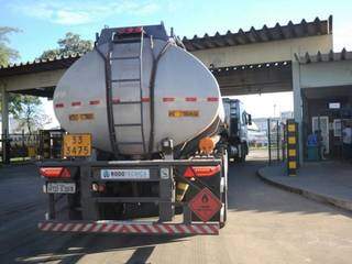 Imagens de caminhão-tanque entrando em uma das distribuidoras de combustíveis de Campo Grande. (Foto: Paulo Francis)