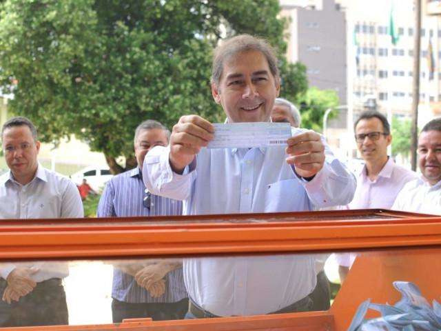 Prefeito entrega carteirinhas e inaugura casa de conselhos nesta quarta-feira