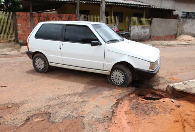 Buracos surgem ap&oacute;s chuvarada e causam acidentes de tr&acirc;nsito