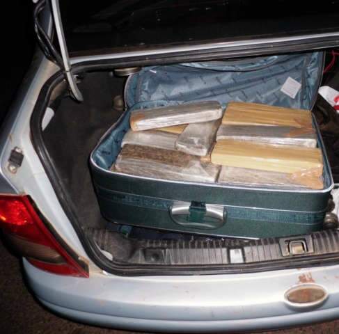 Pol&iacute;cia encontra mala com 30 kg de maconha em carro na MS-377