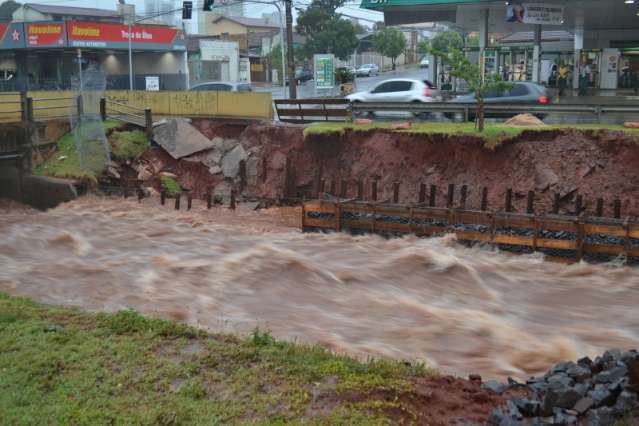 Barragem do c&oacute;rrego Prosa desmorona e leva parte de avenida