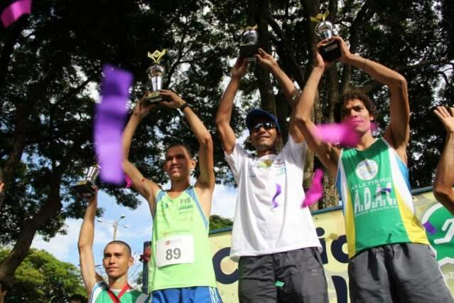 Fantasiados, atletas entram no clima e correm 5 km no Carnaval 