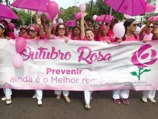 Mulheres da Rede Feminina de Combate ao Câncer em caminhada pelo centro no último sábado (01). (Foto: Divulgação)