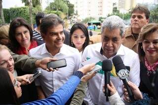 Governador ao lado de Nelsinho Trad, que será oficializado como candidato do PMDB ao Governo do Estado (Foto: Marcos Ermínio)