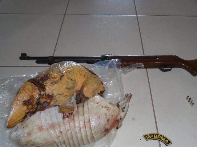 Homens s&atilde;o presos em flagrante com armas e tatus abatidos