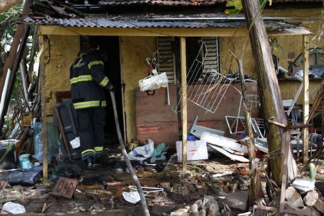 Ladr&otilde;es invadem resid&ecirc;ncia e ateiam fogo ao serem flagrados na Capital