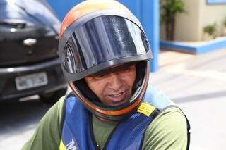 O mototaxista Nelson Barbosa procura evitar trecho da Dolor de Andrade danificado pela chuva. (Foto:Fernando Antunes)
