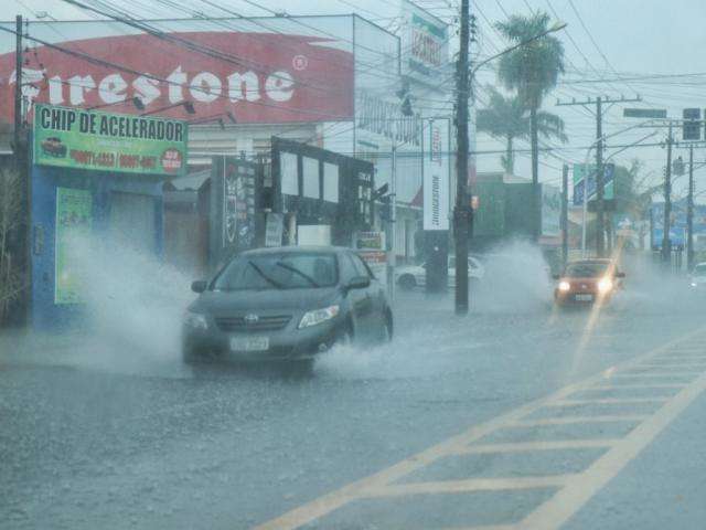 Cumprindo previs&atilde;o, chuva chega acompanhada de ventania e granizo na Capital