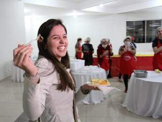 Isabela Caldeira, 25 anos, foi com as amigas e encontrou aliança no bolo de Santo Antônio (Foto: Saul Schramm)