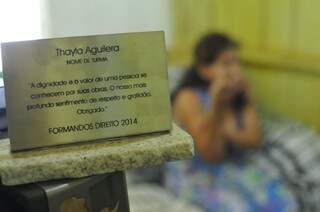 Thayla se formou em direito, já no hospital, e foi homenageado com o nome da turma (Foto: Alcideis Neto)