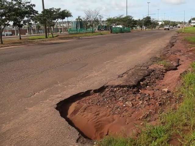 Colcha de retalhos, asfalto da C&ocirc;nsul Assaf Trad piora a cada dia