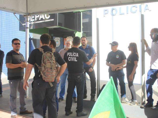Policiais civis cruzam os bra&ccedil;os e se dizem decepcionados com Bolsonaro