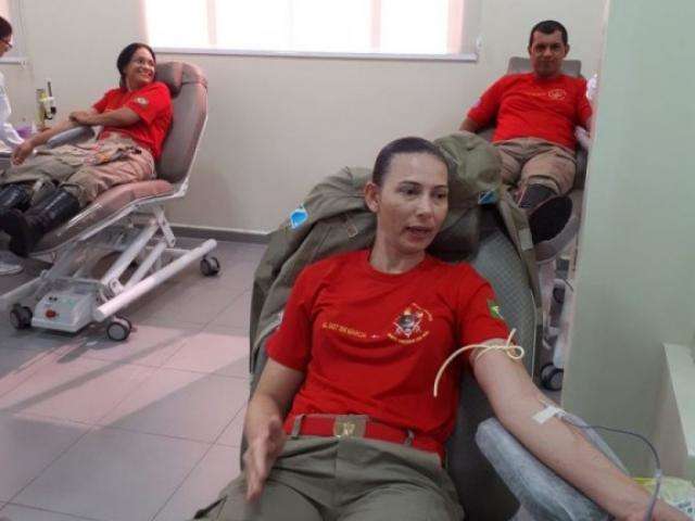 Bombeiras doam sangue e mostram que n&atilde;o salvam vidas apenas nas ruas 