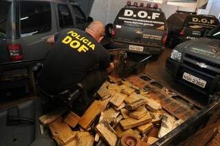 Droga estava em fundo falso de carro (Foto: Dourados News)