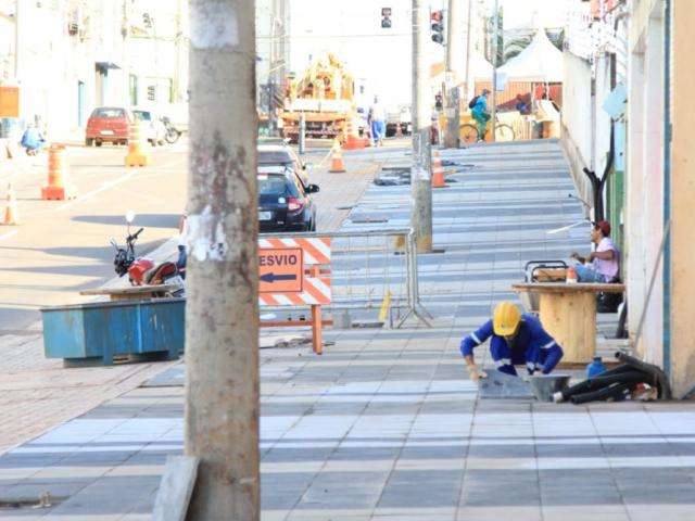 Em obra na 14, equipes retiram cal&ccedil;ada j&aacute; instalada para colocar piso t&aacute;til