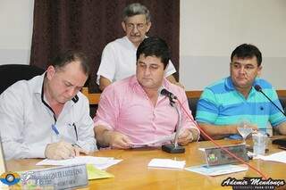 Douglas  Gomes assina o termo de posse que o efetiva no cargo (Foto:Fronteira News)