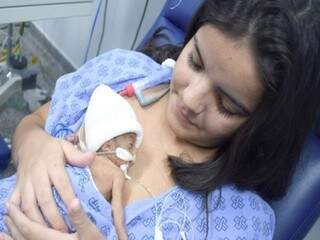 Mãe com bebê no colo após nascimento prematuro na Santa Casa de Campo Grande (Foto: Divulgação)