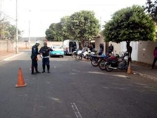 Policiais durante as abordagens pela rua do Jardim São Lourenço. (Foto: Divulgação) 