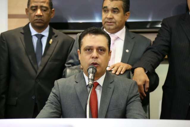 Quem manda capangas acompanhar sess&atilde;o &eacute; bandido, diz Flavio Cesar