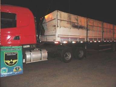 Fiscaliza&ccedil;&atilde;o em rodovia apreende carreta com 30 mil pacotes de cigarros