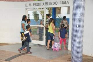 Alunos retornam as salas de aula com atraso de dez dias negociado por prefeituras (Foto: Marcelo Calazans)
