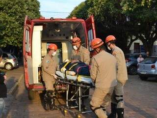 Militar sendo atendido pelos bombeiros após o acidente. (Foto: O Pantaneiro) 